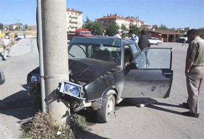 cubuk trafik-kazasi-2-yarali arac direge carpti