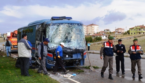 mahkum nakil araci kaza yapti