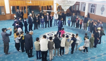 Camiler gençleri kucaklıyor